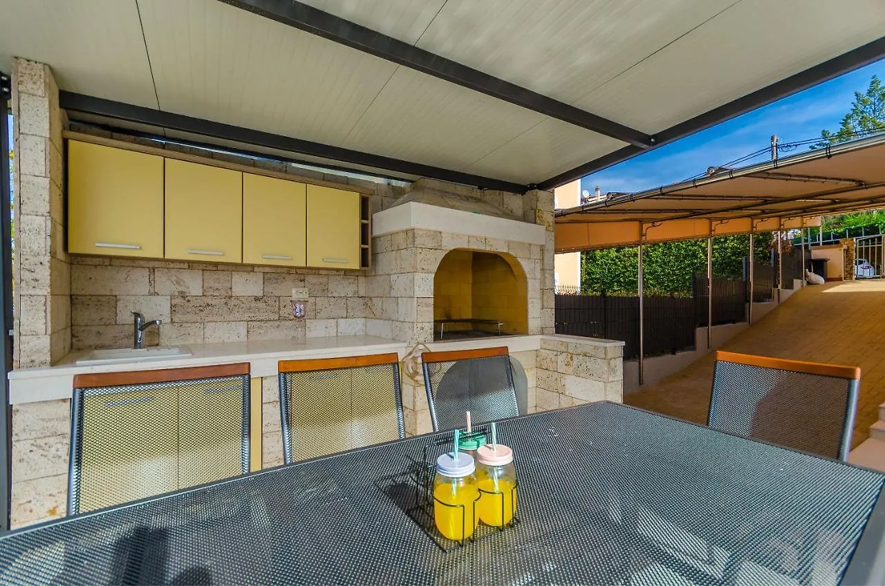Villa Urban Trogir 0*,  Croacia